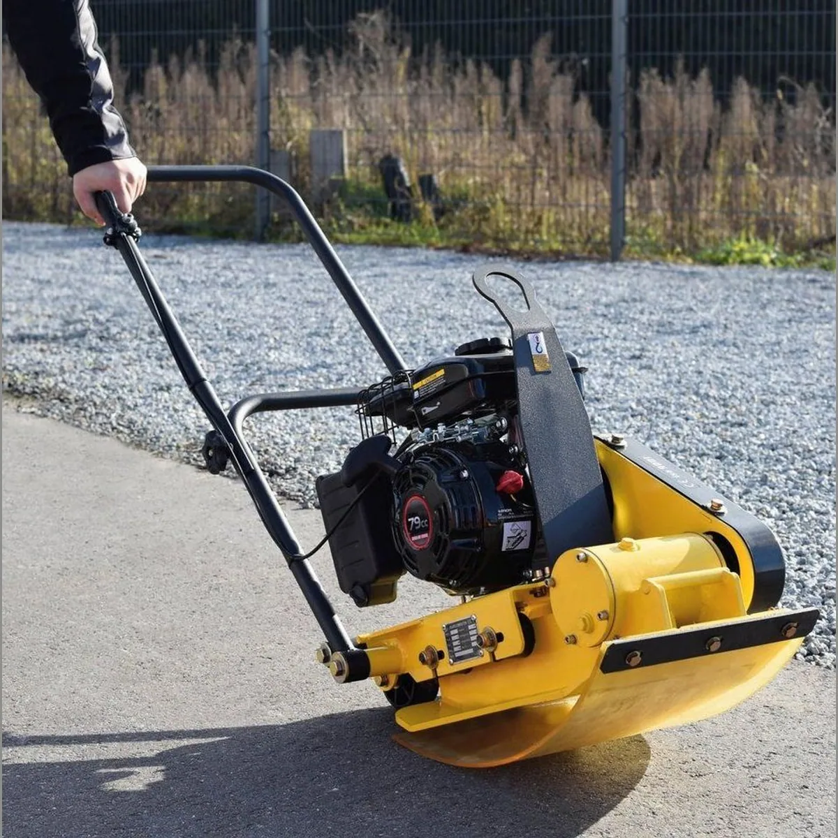 BAMATO Rüttelplatte R-60, kraftvoller 4-Takt Motor, integriertes Fahrwerk 2