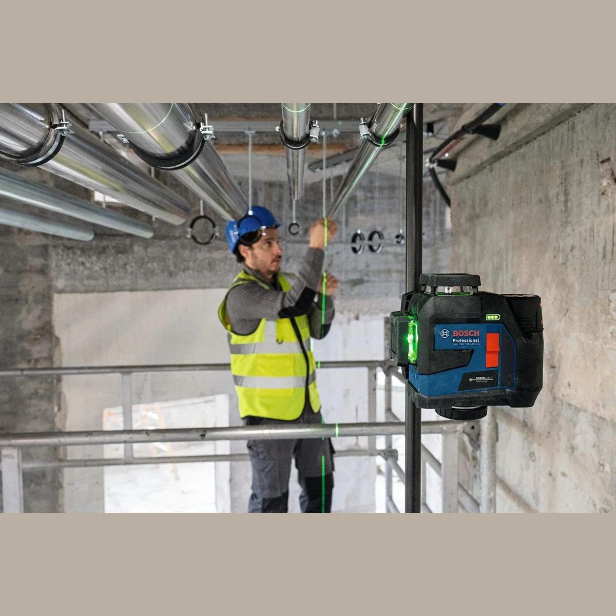 Bosch Professional GLL 12V-100-33 CG, drei 360°-Laserlinien, IP65 Schutz, inkl. Akku 2