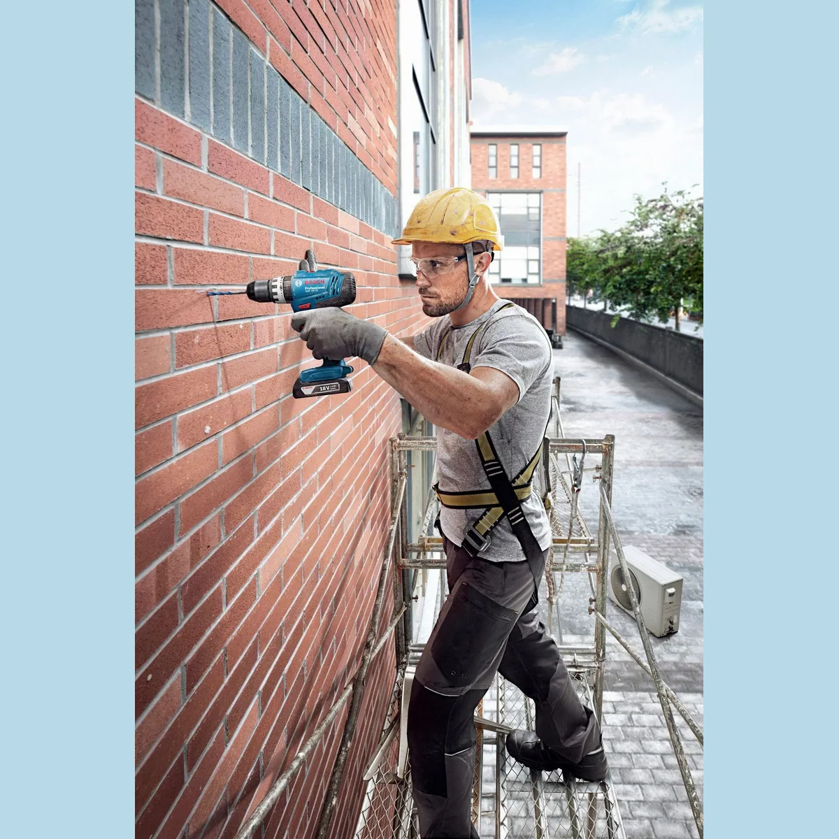 Bosch Professional GSB 18V-25, Akku-Schlagbohrschrauber mit 2 Akkus und Ladegerät 2