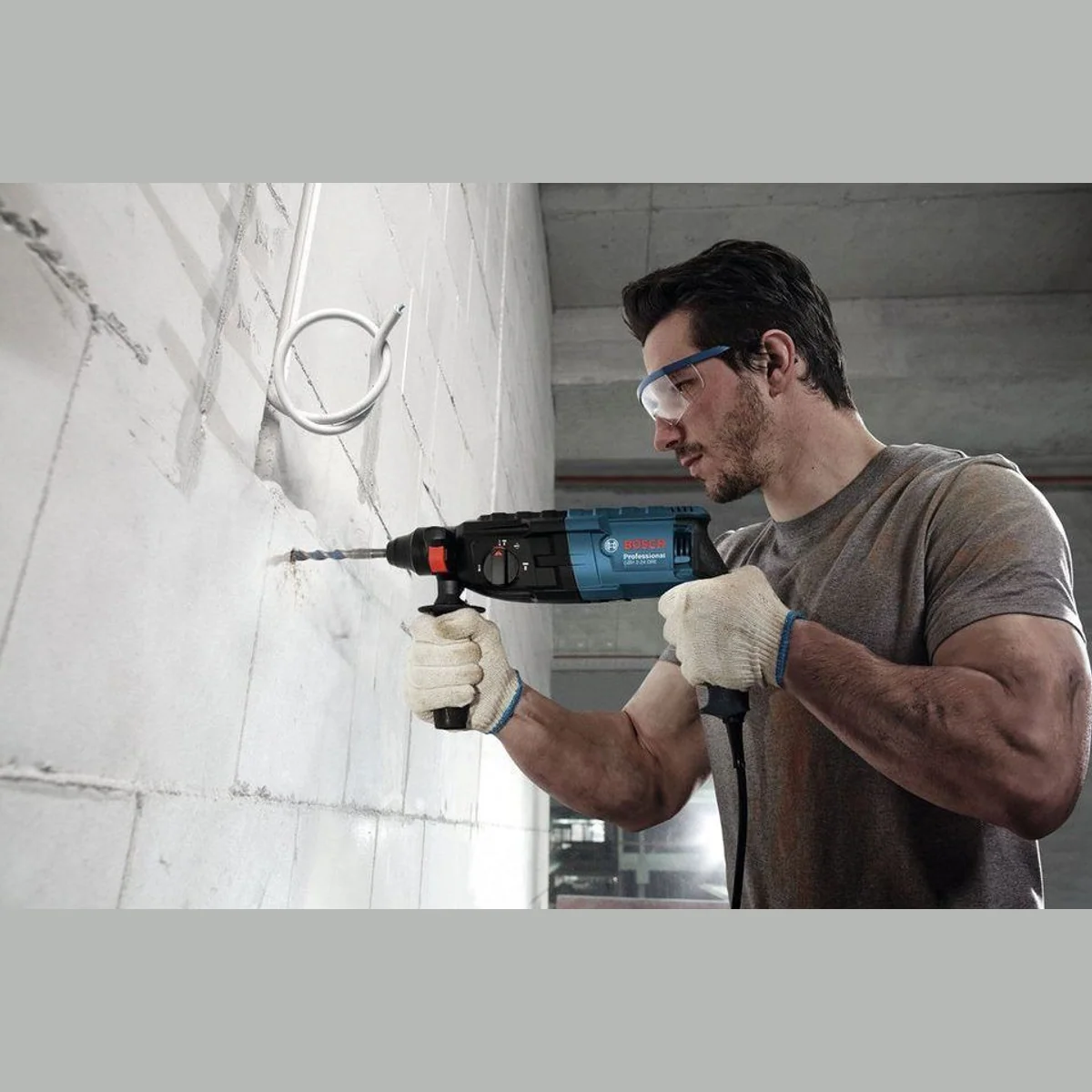 BOSCH GBH 240 Bohrhammer, SDS plus, 790 W, 930 U/min — präzise Leistung im Handwerkerkoffer 3