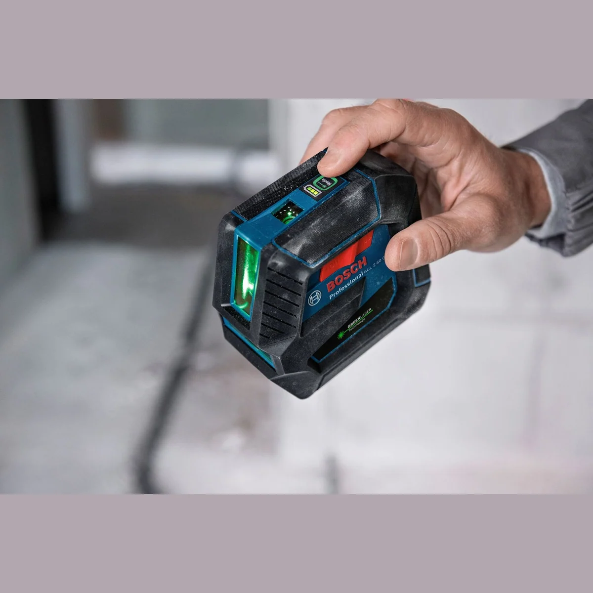 Bosch Professional GCL 2-50 G, Punkt- und Linienlaser mit Baustativ-Set — IP64, grüne Laserlinien, einfache Bedienung 2