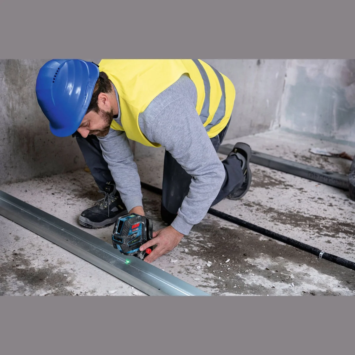 Bosch Professional GCL 2-50 G, Punkt- und Linienlaser mit Baustativ-Set — IP64, grüne Laserlinien, einfache Bedienung 4