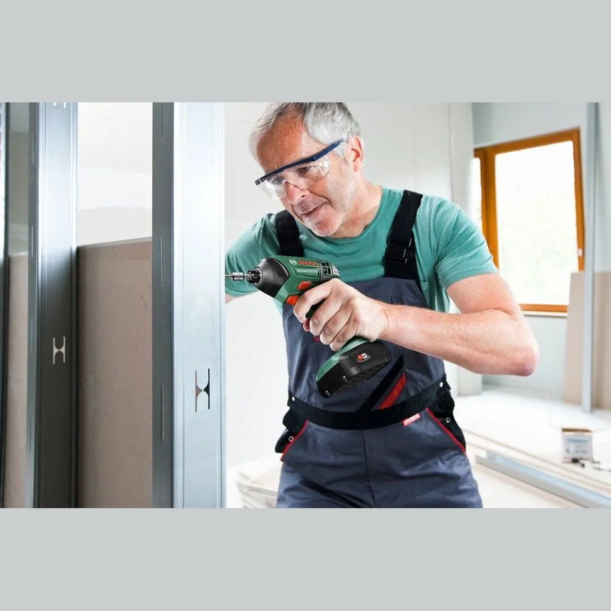 Bosch Home & Garden AdvancedImpactDrive 18, kraftvoller Akku-Schlagbohrschrauber mit 2600 U/min — inkl. Akku und Ladegerät 2