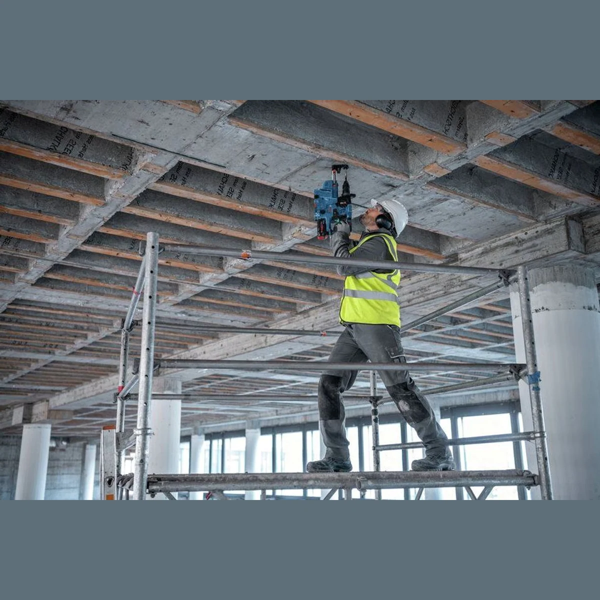 BOSCH Akku-Kombibohrhammer GBH 18V-28 CF, 18 V, SDS plus mit 2x ProCORE 8 Ah Akkus 3