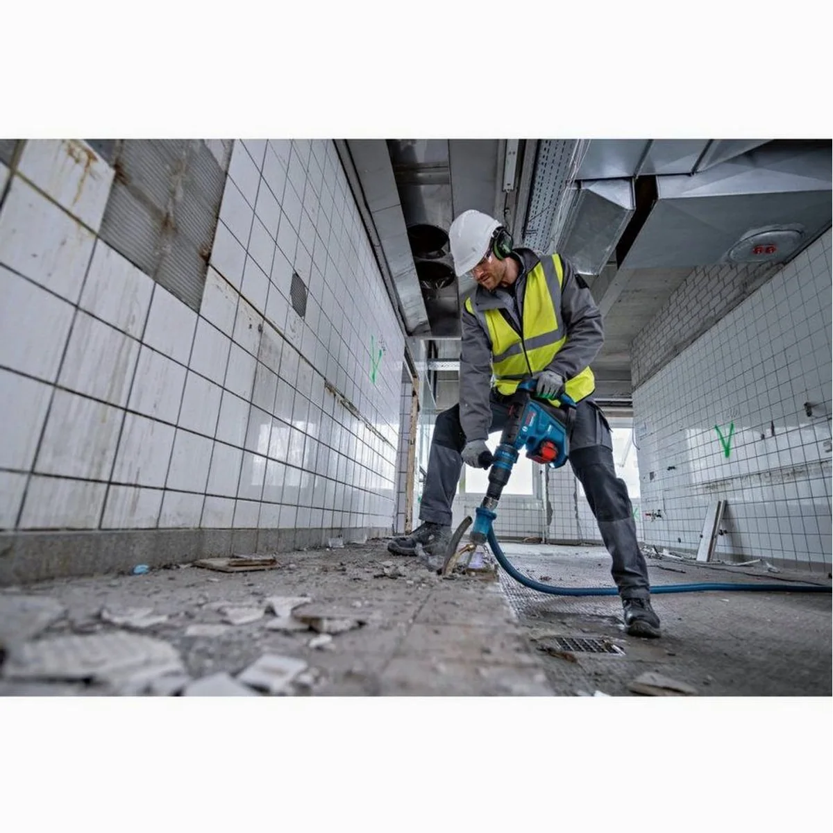 Bosch Professional PRO Akku-Bohrhammer BITURBO GBH 18V-40 C, maximale Leistung, kompakte Bauweise, intelligente Benutzeroberfläche 4