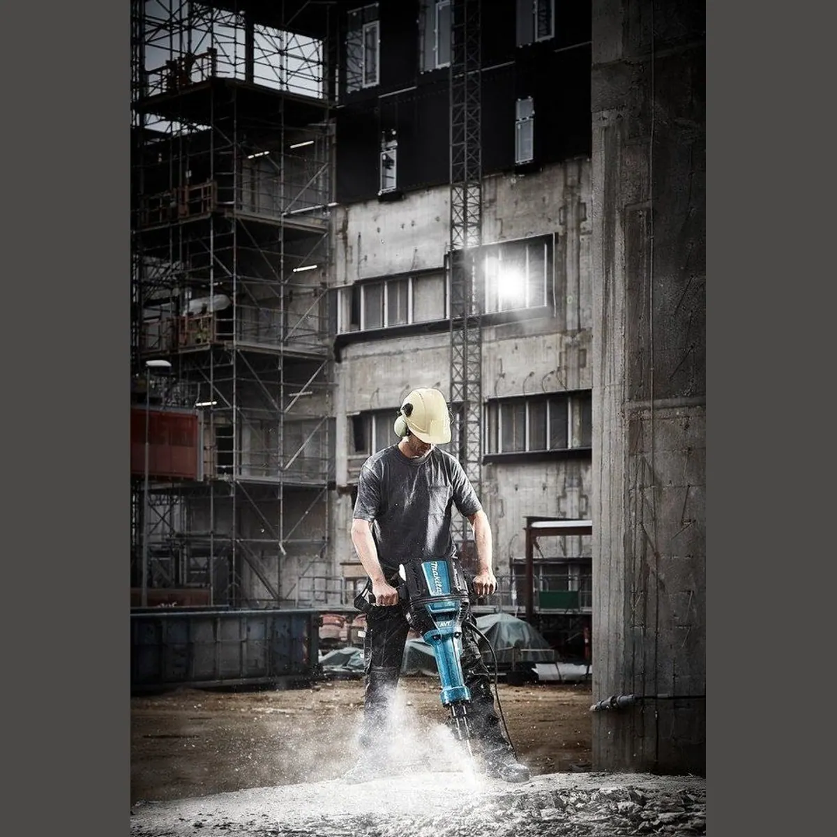 Makita HM1812 Abbruchhammer, 2000 W, 28-mm-Sechskant — hohe Schlagkraft, präzise Anwendung, ergonomisches Design 4