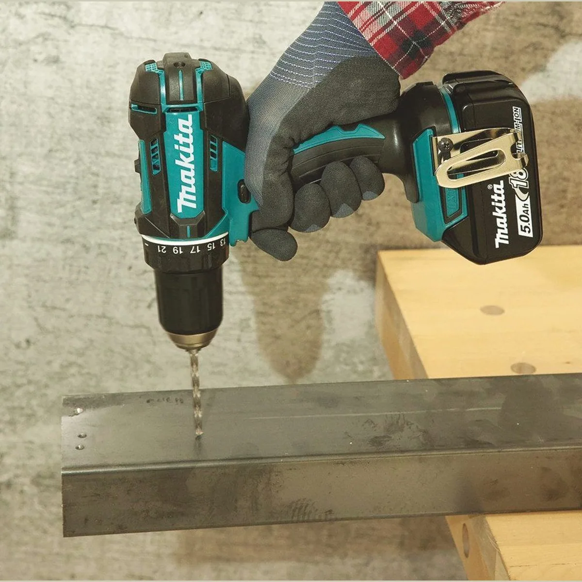 Makita DDF482RFJ Akku-Bohrschrauber, 1900 U/min, inkl. 2 Akkus 18V/3Ah — kraftvoll, vielseitig, mobil 2