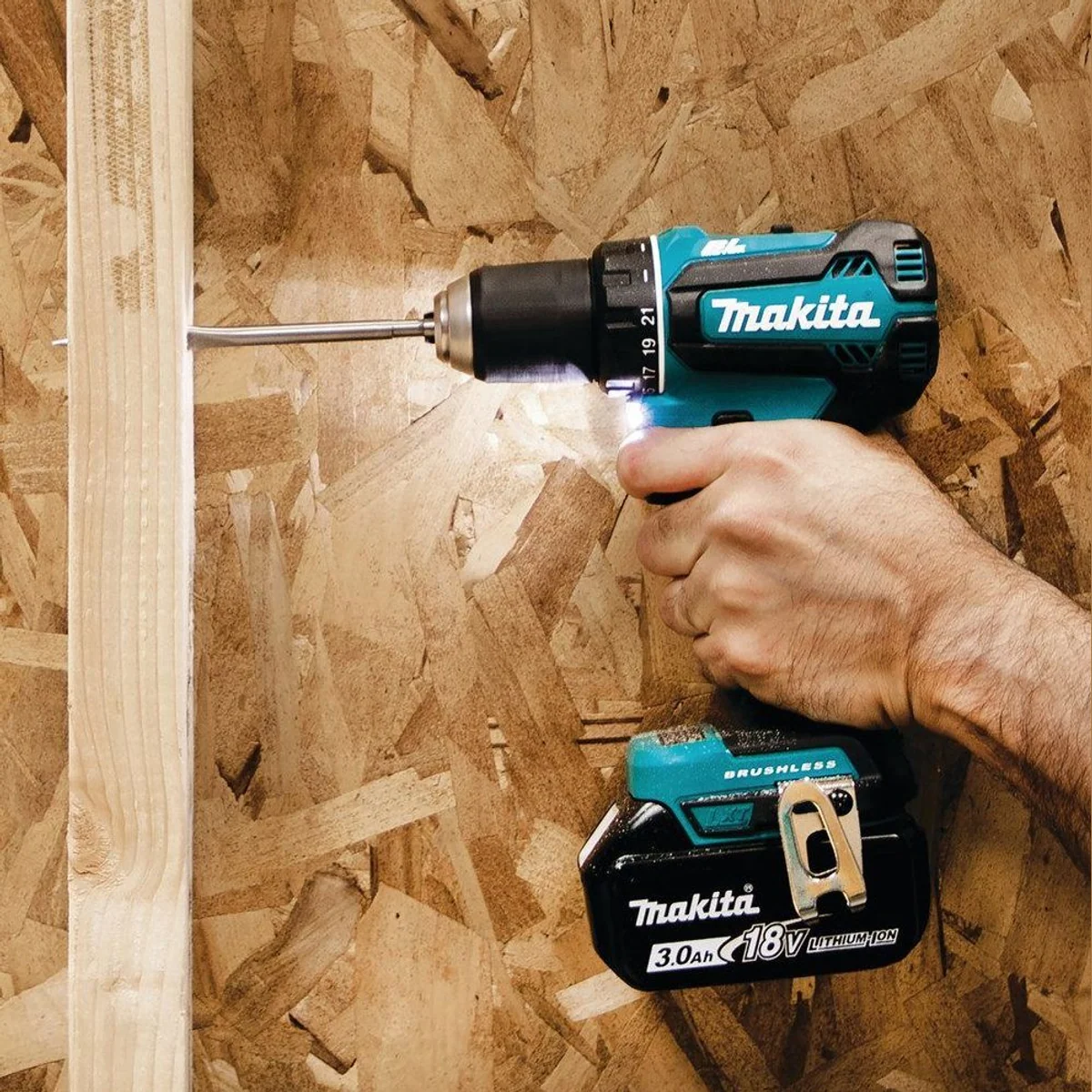Makita DDF485RTJ Akku-Bohrschrauber, hohe Drehzahl und umfangreiches Zubehör 2