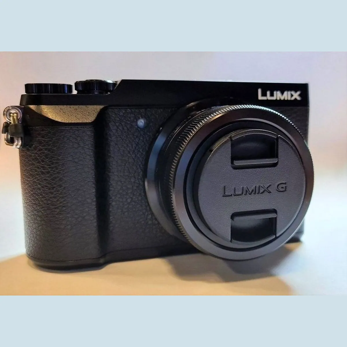 Panasonic Lumix GX80 Systemkamera, 4K Foto, 12-32 mm Objektiv, neigbarer Touchscreen