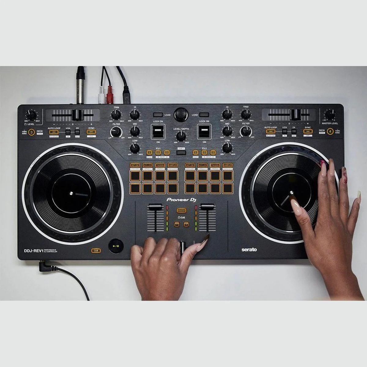 Pioneer DJ DDJ-REV1, professionelles Battle-Setup, große Jogwheels, intuitive Performance-Pads 5