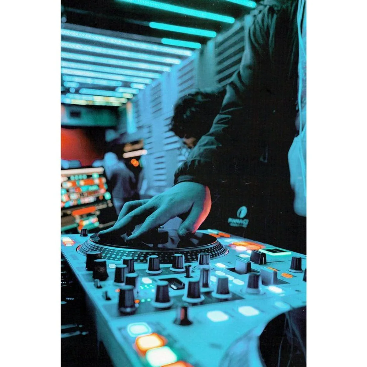 Rane ONE MKII DJ-Controller, motorisierte Plattenteller & Stems-Steuerung 4