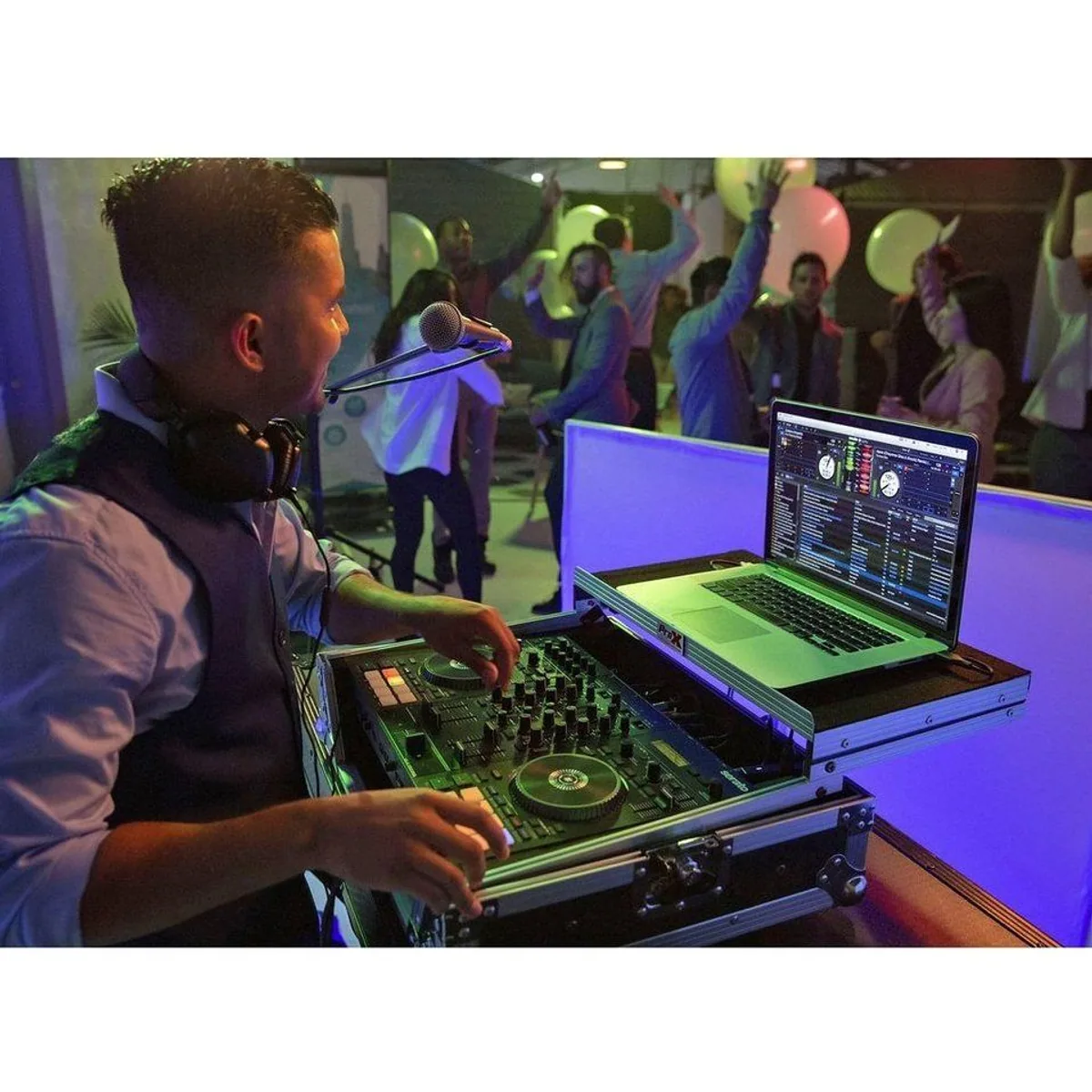 Roland DJ-707M, umfassender DJ-Controller mit integriertem Mischpult und Laptopständer — 4 Kanäle, Feedback-Unterdrückung, Serato DJ Pro-Unterstützung 4