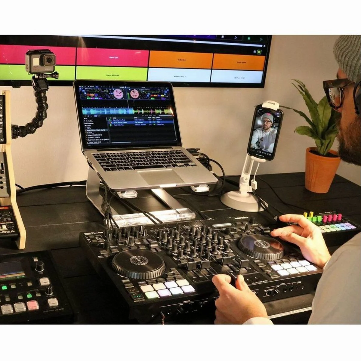 Roland DJ-707M, umfassender DJ-Controller mit integriertem Mischpult und Laptopständer — 4 Kanäle, Feedback-Unterdrückung, Serato DJ Pro-Unterstützung 5