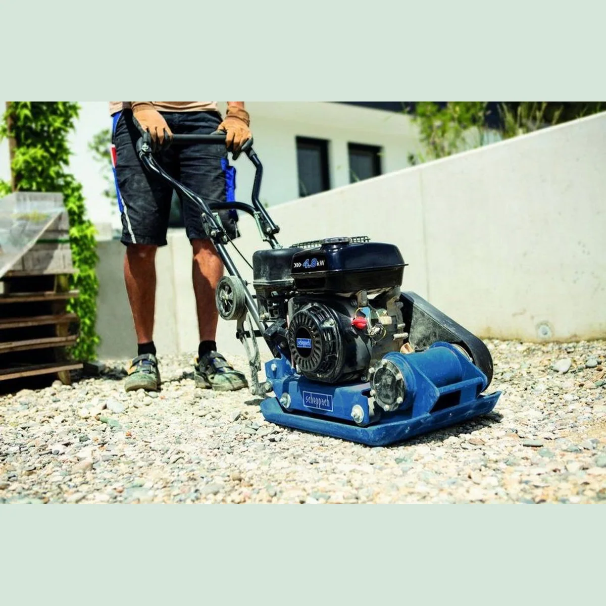 Scheppach HP 1100 S Rüttelplatte, leistungsstarker 4-Takt-Motor, robuste Stahlplatte 3