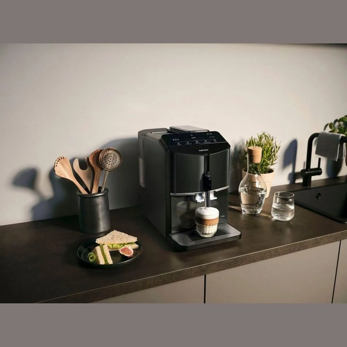 SIEMENS EQ.300 TF301E19 Kaffeevollautomat, OneTouch-Funktion, Keramikmahlwerk, elegante Optik 3