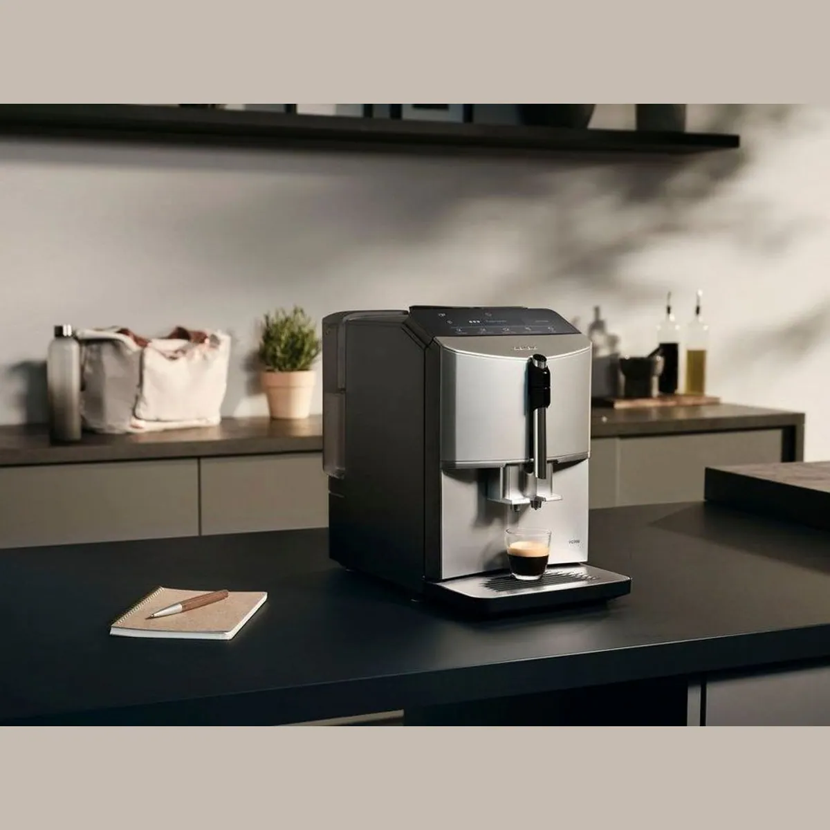 SIEMENS EQ300 TF303E07 Kaffeevollautomat, OneTouch-Funktion, Keramikmahlwerk, intuitives Display 2