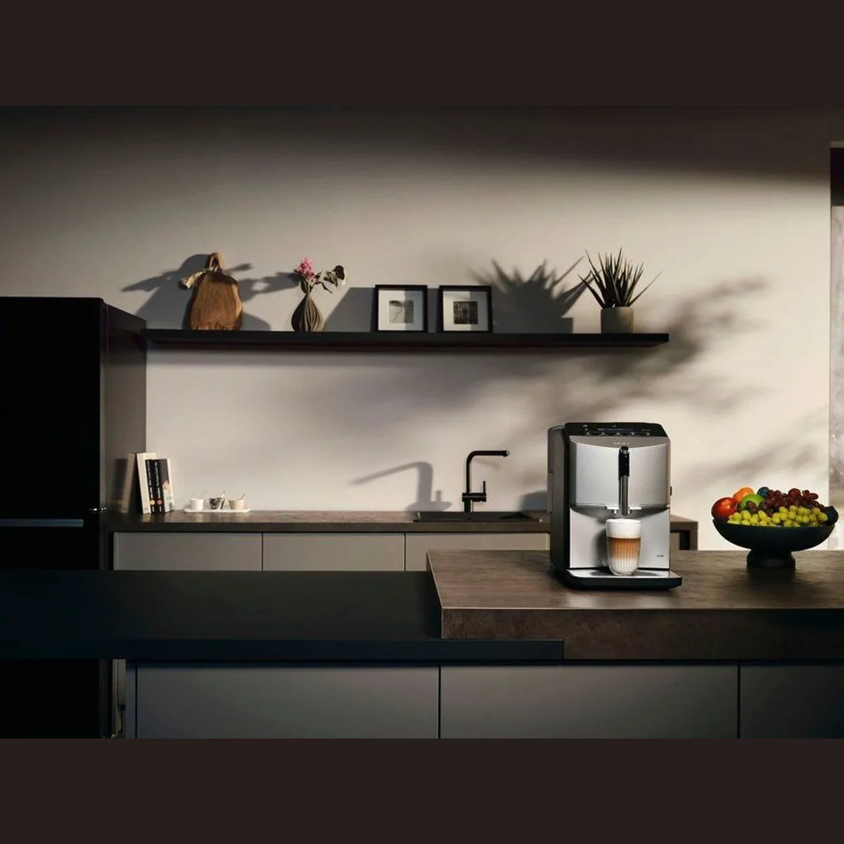 SIEMENS EQ300 TF303E07 Kaffeevollautomat, OneTouch-Funktion, Keramikmahlwerk, intuitives Display 3