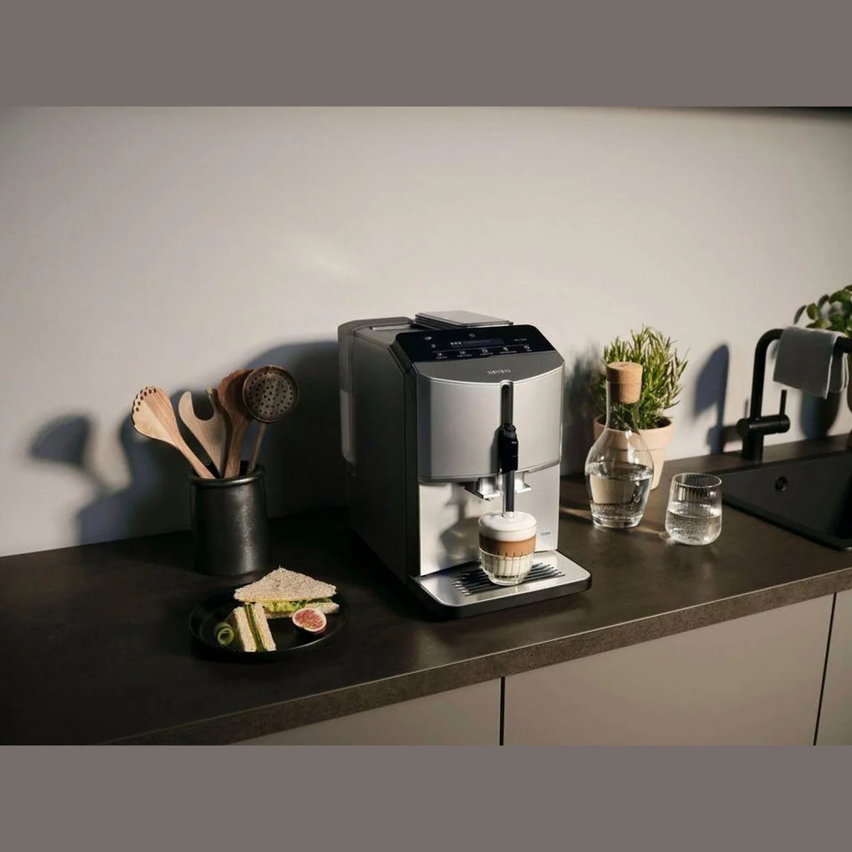 SIEMENS EQ300 TF303E07 Kaffeevollautomat, OneTouch-Funktion, Keramikmahlwerk, intuitives Display 4